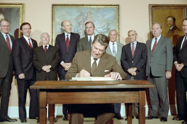 Reagan signing immigration legislation