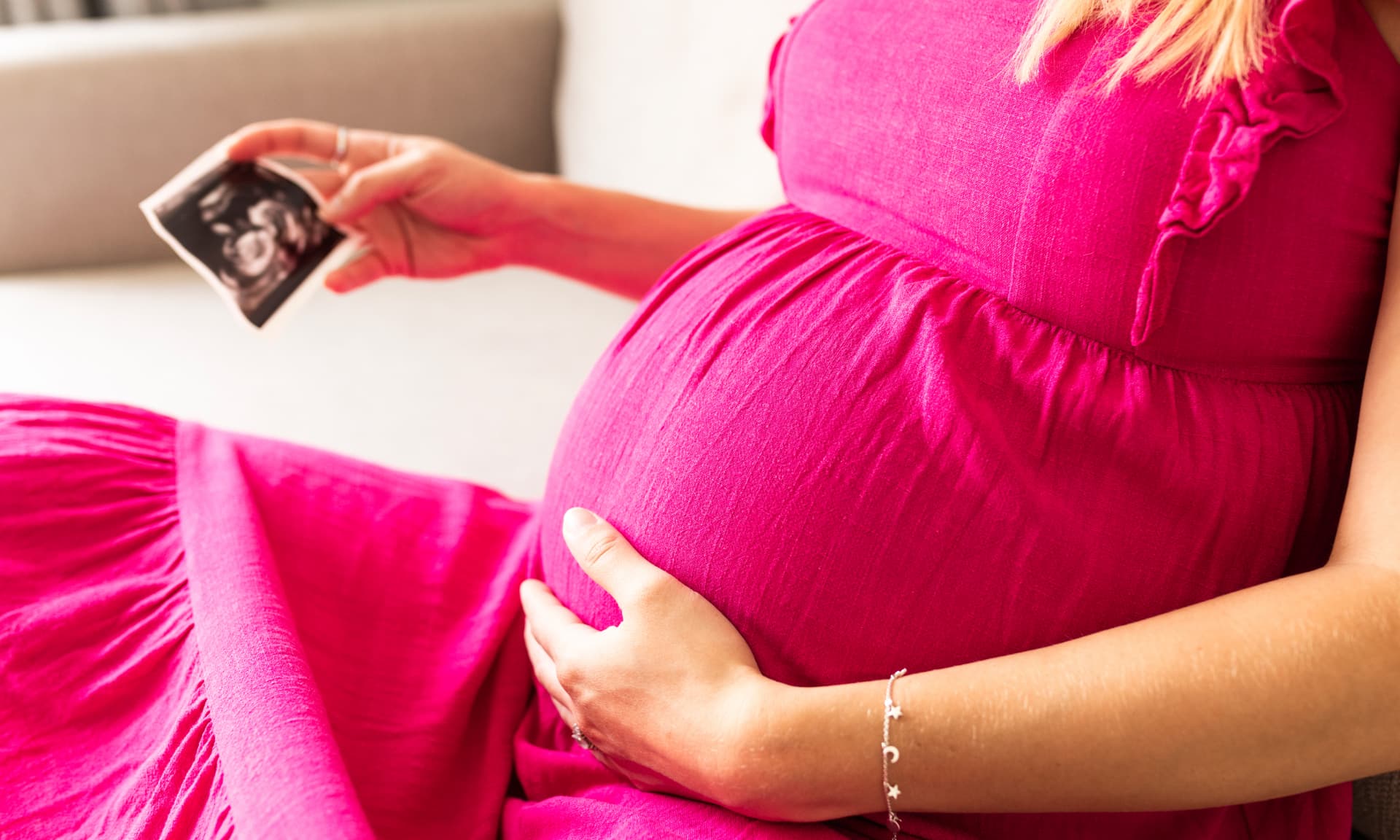 A pregnant woman with a sonogram