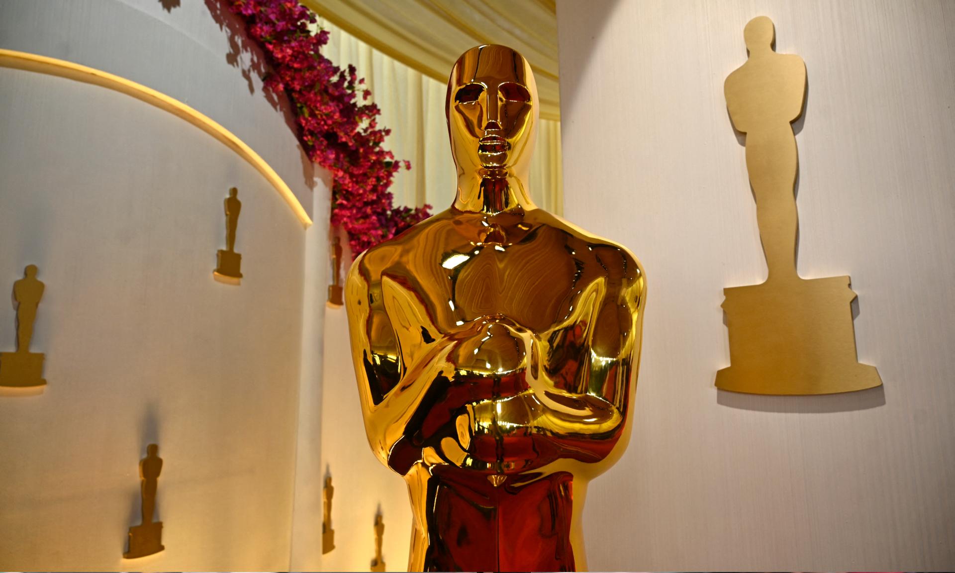 An Oscar statue 