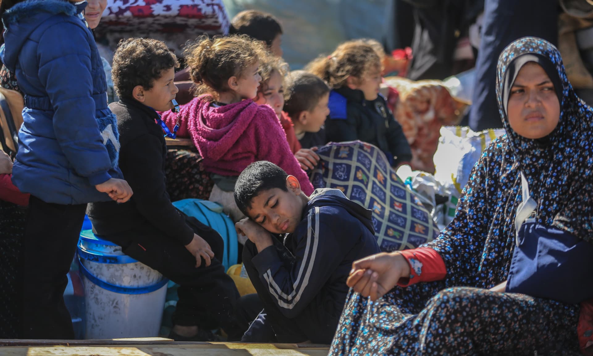 Palestinian families flee the city of Khan Yunis 