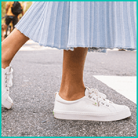 Woman wearing Cariuma white sneaker