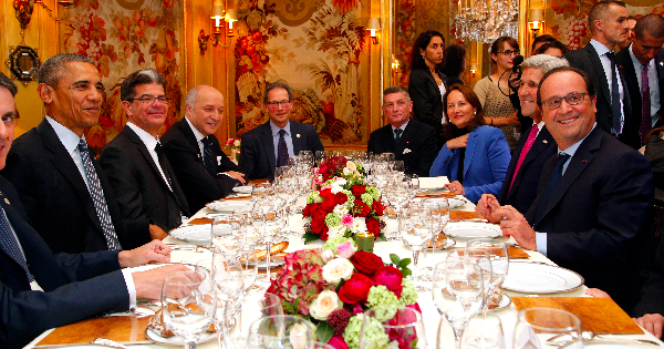 President Obama sits with French President Francois Hollande, Secretary of State John Kerry, and other officials as they have dinner at the Ambroisie restaurant in Paris